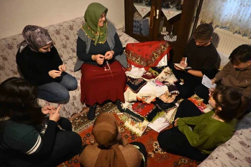 Denizli’de öğrenciler yazma oyaları üzerine kültürel miras projesi kapsamında çalışıyor