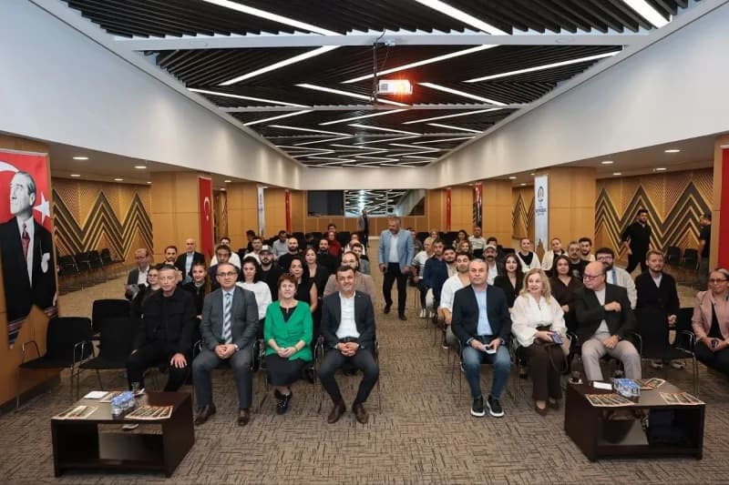 Denizli Büyükşehir Belediyesi Şehir Tiyatrosu, 2026-2027 Yeni Sanat sezonuna "Geç Kalanlar" oyunuyla görkemli Bir başlan