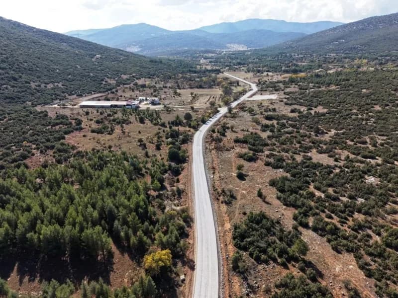 Denizli Büyükşehir Belediyesi, kırsal ve merkez ayrımı gözetmeksizin sürdürdüğü ulaşım yatırımlarına devam ediyor. Tavas