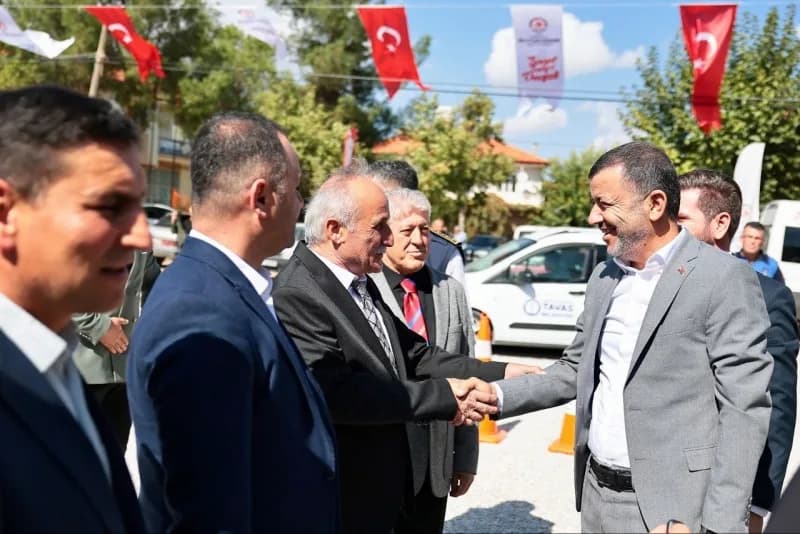 Denizli Büyükşehir Belediyesi, kırsal ve merkez ayrımı gözetmeksizin sürdürdüğü ulaşım yatırımlarına devam ediyor. Tavas