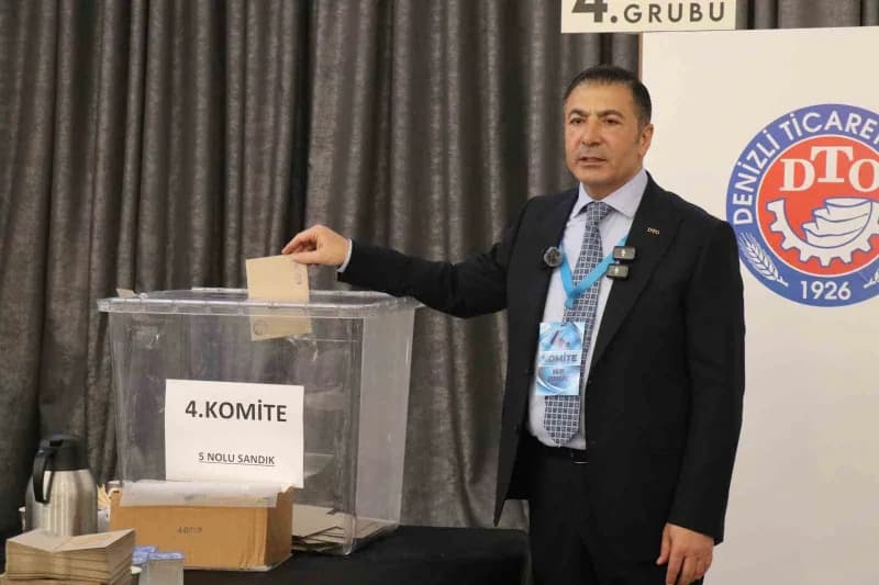 Denizli Ticaret Odası seçimlerinde üyeler oy kullanırken sandık başında yoğunluk yaşanıyor