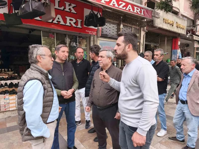 Denizli’de Tomaş İş Hanı esnafı, devam eden dava sürecine ve henüz tamamlanmamış bilirkişi incelemelerine rağmen altyapı