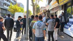 Denizli Tomaş İş Hanı önünde esnaf ve mülk sahiplerinin yıkım hazırlıklarına tepki gösterdiği kalabalık grup