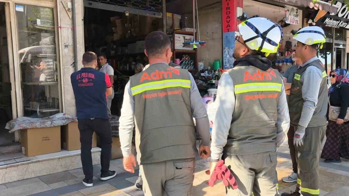 Denizli’de Tomaş İş Hanı esnafı, devam eden dava sürecine ve henüz tamamlanmamış bilirkişi incelemelerine rağmen altyapı