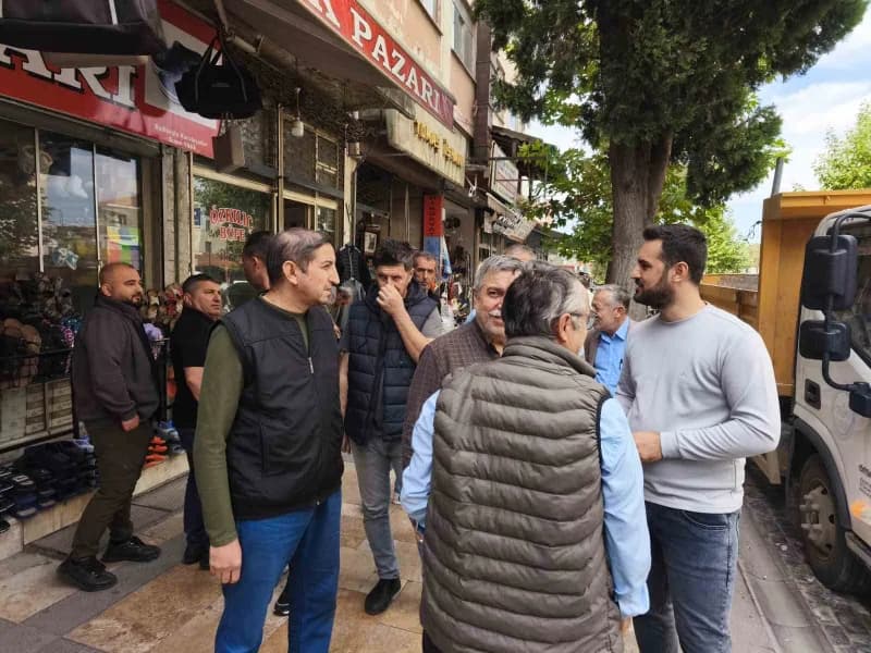 Denizli’de Tomaş İş Hanı esnafı, devam eden dava sürecine ve henüz tamamlanmamış bilirkişi incelemelerine rağmen altyapı