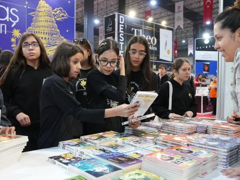Denizli TÜYAP Kitap Fuarı’nda yazarların imza ve söyleşi etkinliklerinden bir kare