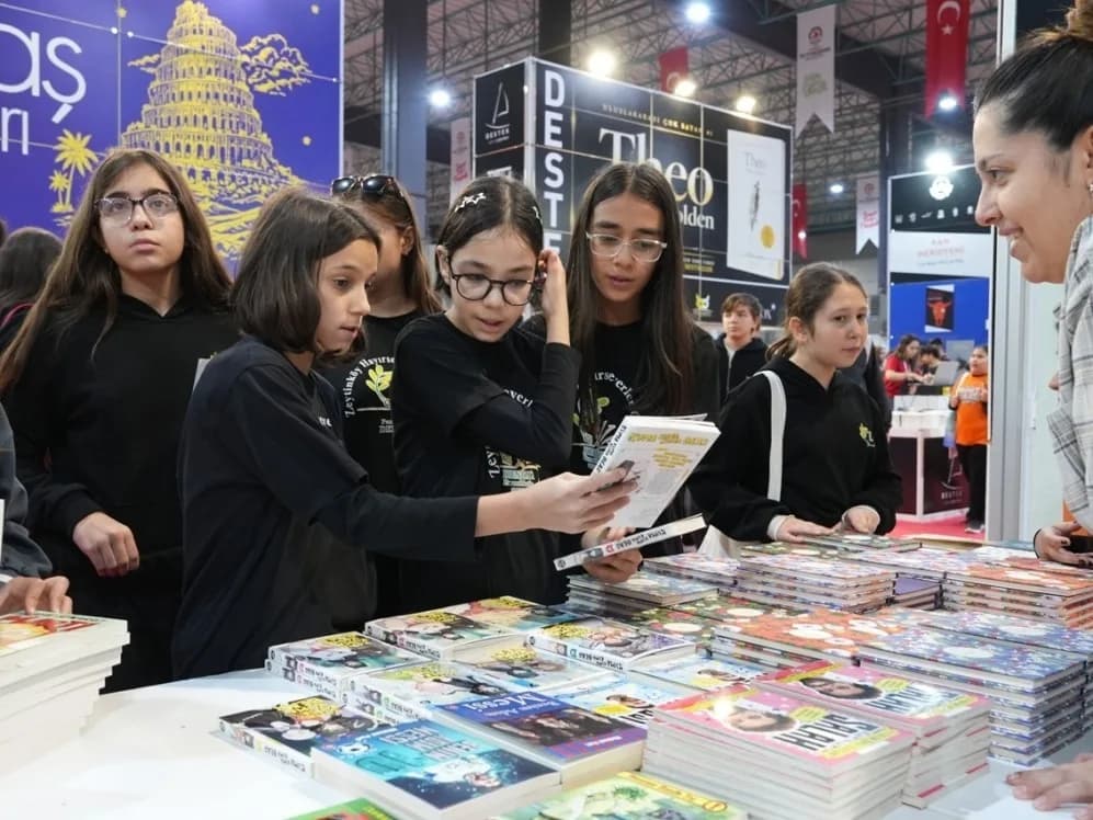 Denizli TÜYAP Kitap Fuarı’nda yazarların imza ve söyleşi etkinliklerinden bir kare