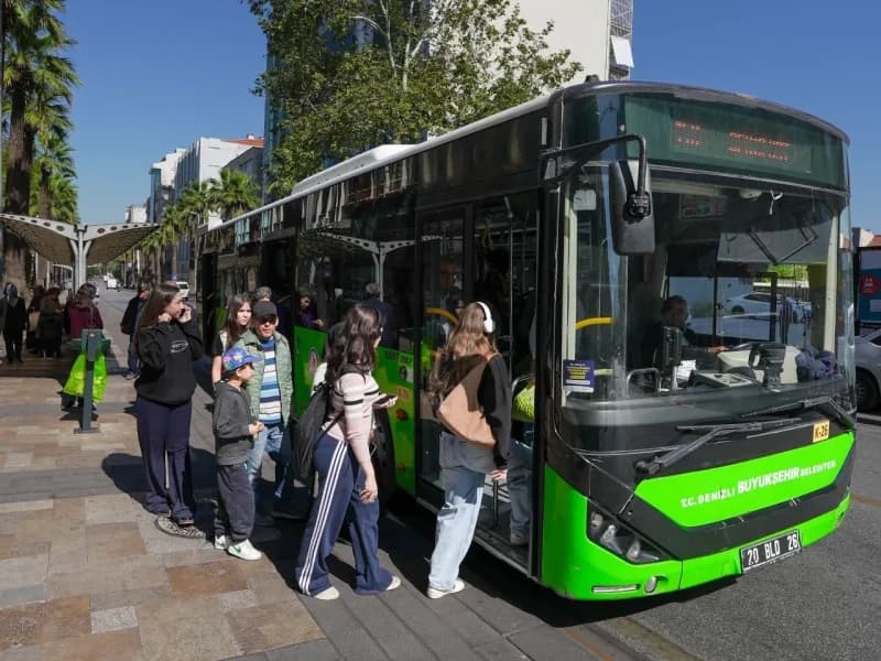 Denizli Büyükşehir Belediyesi tarafından öğrencilere yönelik ücretsiz ulaşım desteği kartları dağıtılıyor