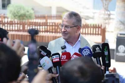 Denizli’de otobüs durağında bekleyen vatandaşlar ve aktarma merkezi