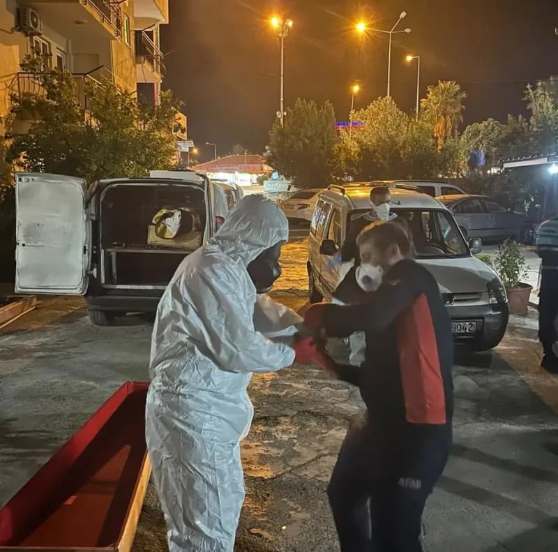 Denizli'nin Pamukkale ilçesinde bir pansiyonda konaklayan yaşlı çift, iki gün boyunca odadan çıkmayınca yapılan kontroll