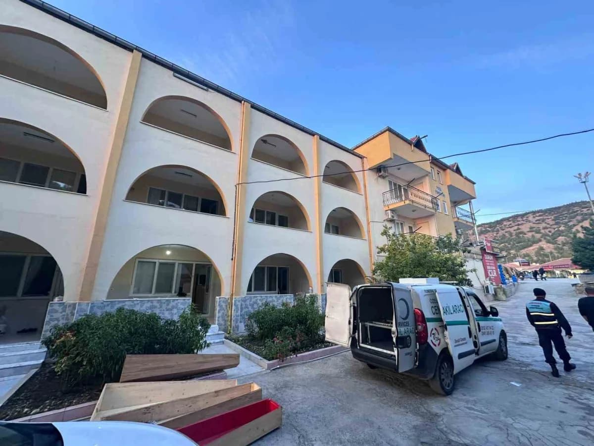 Denizli’nin Pamukkale ilçesinde bir pansiyonda konaklayan 79 ve 80 yaşlarındaki gurbetçi çift, banyoda ölü bulundu. Olay