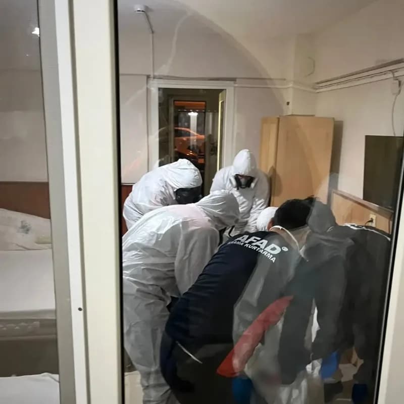 Denizli'nin Pamukkale ilçesinde bir pansiyonda konaklayan yaşlı çift, iki gün boyunca odadan çıkmayınca yapılan kontroll