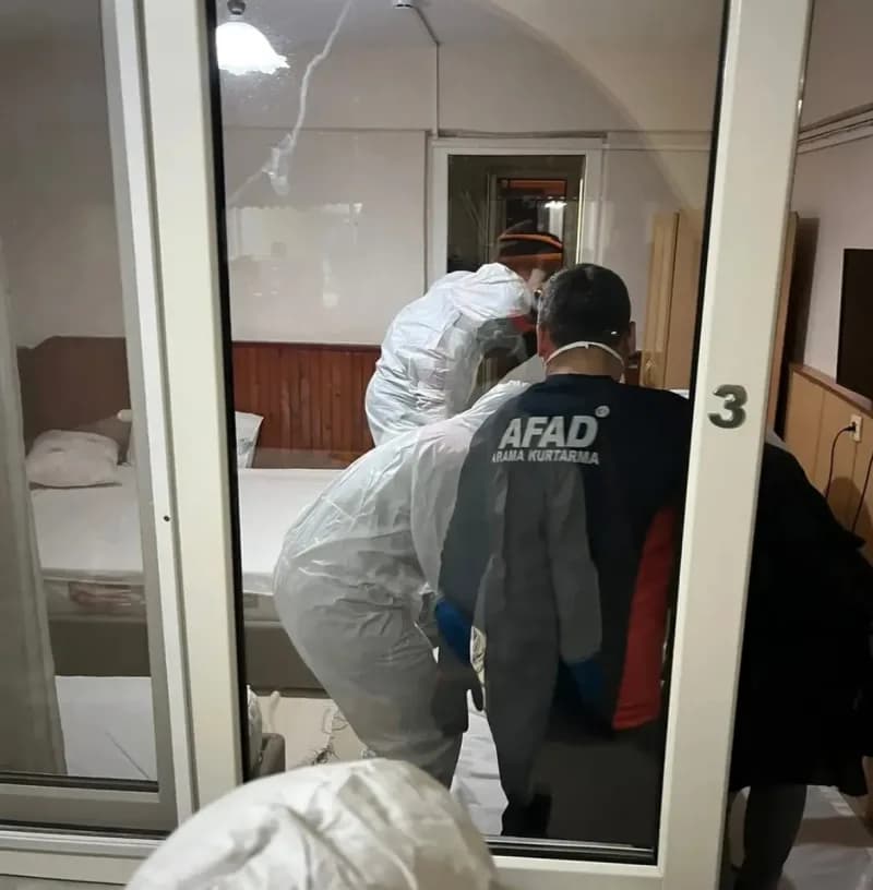 Denizli'nin Pamukkale ilçesinde bir pansiyonda konaklayan yaşlı çift, iki gün boyunca odadan çıkmayınca yapılan kontroll