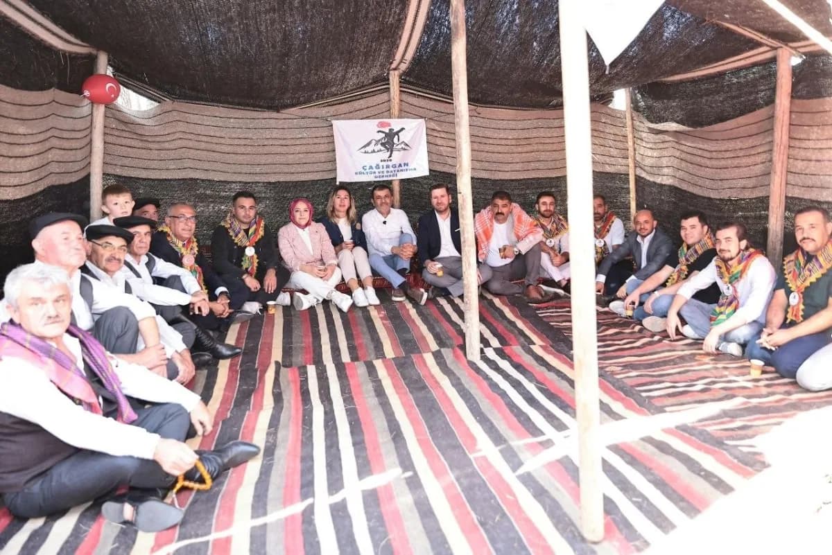Denizli Çamlık Kent Ormanı’nda düzenlenen Yörük Toyu etkinliğinde yöresel kıyafetler giymiş katılımcılar ve geleneksel k
