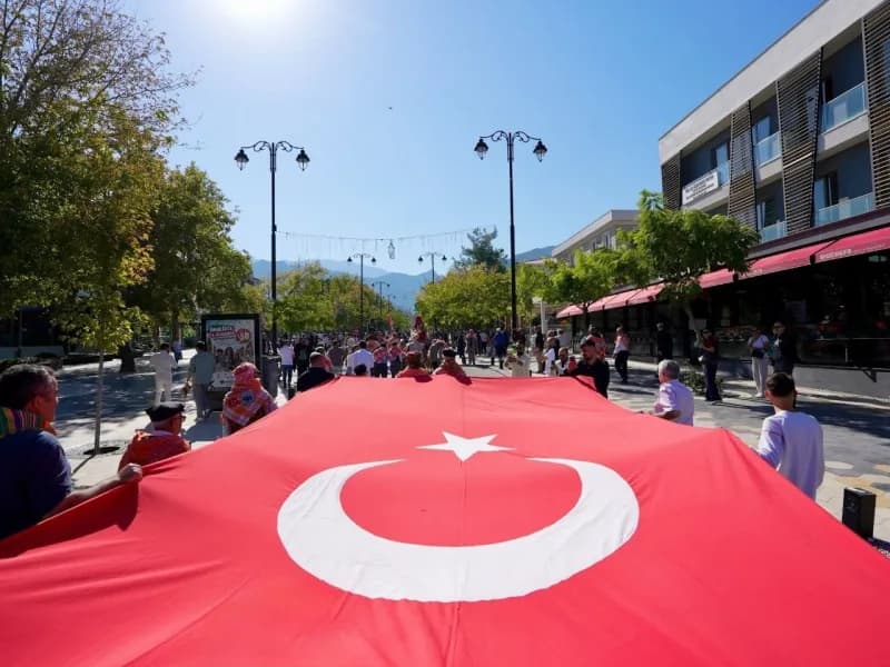 Denizli Büyükşehir Belediyesi’nin ev sahipliğinde Çamlık Kent Ormanı’nda düzenlenen Denizli Yörük Toyu, binlerce vatanda