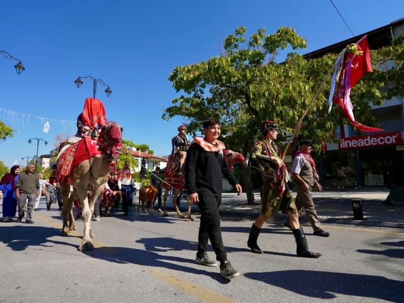 Denizli Büyükşehir Belediyesi’nin ev sahipliğinde Çamlık Kent Ormanı’nda düzenlenen Denizli Yörük Toyu, binlerce vatanda