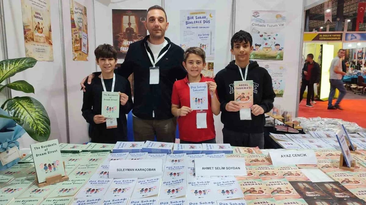 Denizli Lütfi Ege Ortaokulu 7/e sınıfındaki 31 öğrencinin üç aylık çalışmayla hazırladığı kitaplar,
