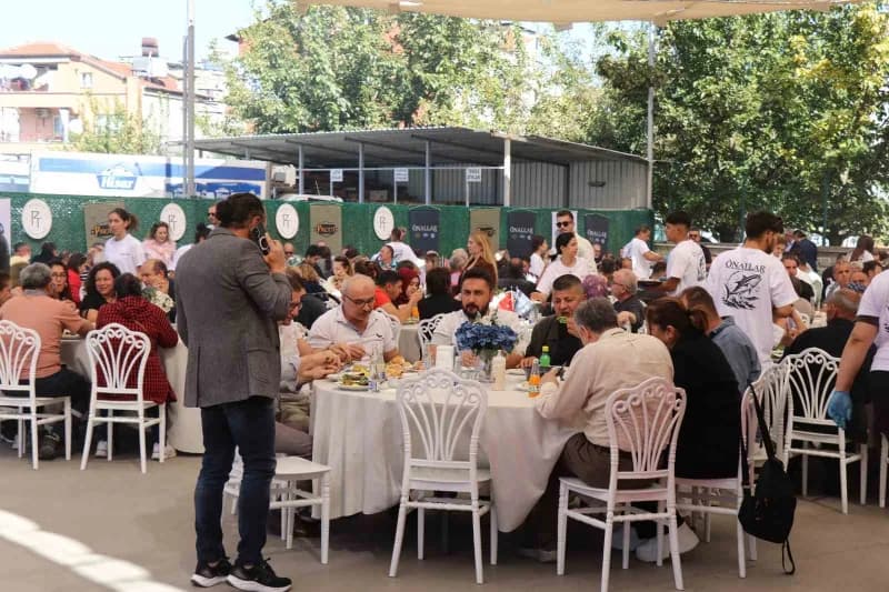 Denizlili iş adamı Alptuğ Önal, yakaladığı dev orkinosları 7. Geleneksel Orkinos İkramı etkinliğinde davetlilerine sundu