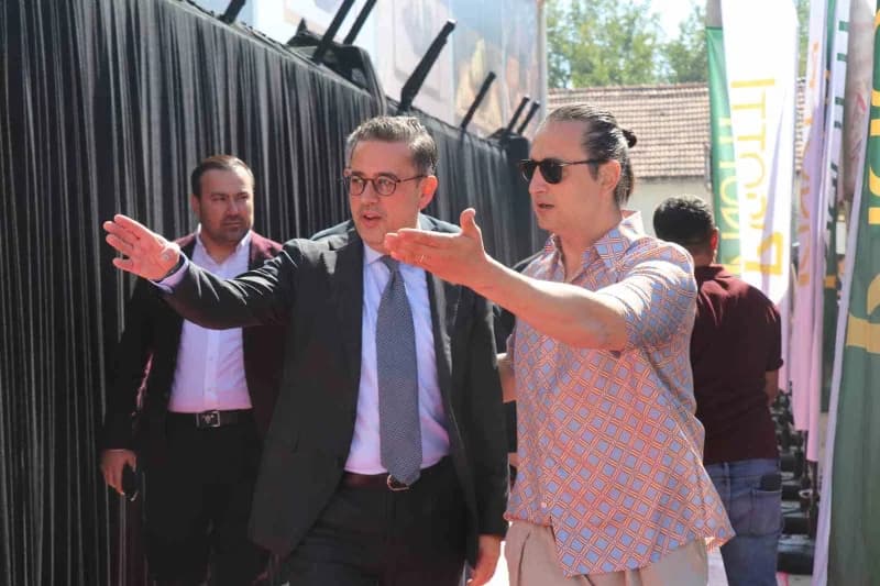 Denizlili iş adamı Alptuğ Önal, yakaladığı dev orkinosları 7. Geleneksel Orkinos İkramı etkinliğinde davetlilerine sundu