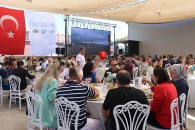 Denizli'de 7. Geleneksel Orkinos İkramı etkinliğinde mangalda pişirilen dev orkinoslar ve davetliler