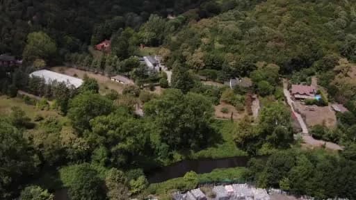 Eski Ulaştırma Bakanı Denizolgun’un ölümüne ilişkin duruşma salonu önünde bekleyen polisler ve