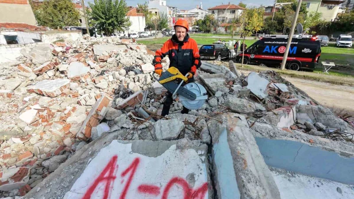 İzmir depreminin 6’ncı yıl dönümünde, 6,7 büyüklüğünde ve 28 saniye süren Deprem senaryosuyla İzmir