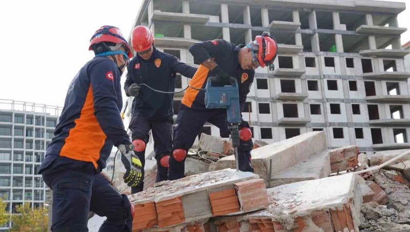 İzmir depreminin 6’ncı yıl dönümünde, 6,7 büyüklüğünde ve 28 saniye süren Deprem senaryosuyla İzmir