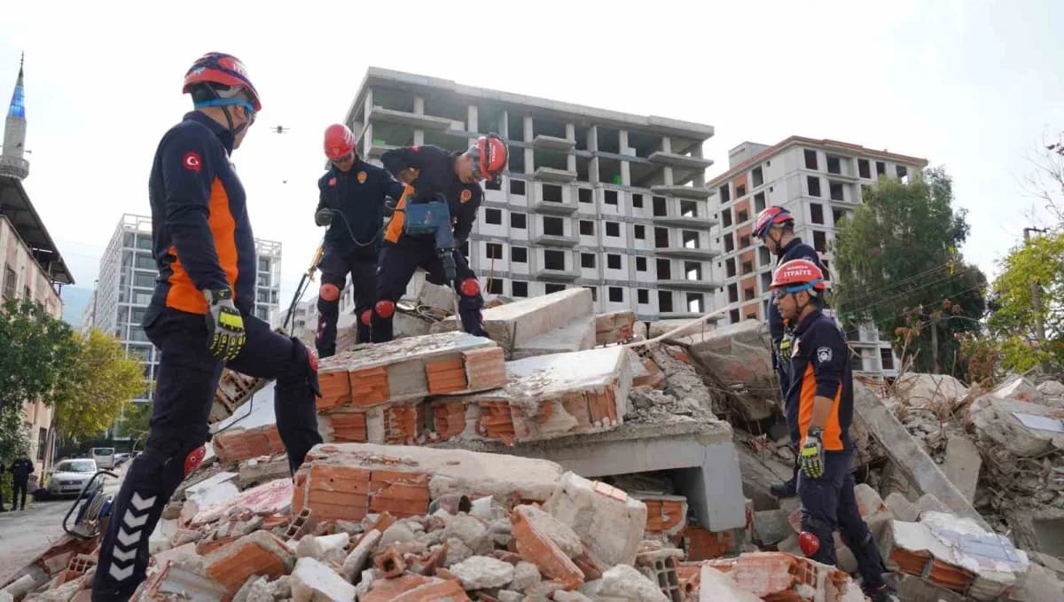 İzmir, Manisa ve Aydın’da düzenlenen deprem tatbikatında arama kurtarma ekipleri enkazda çalışıyor
