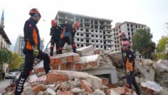 İzmir, Manisa ve Aydın’da düzenlenen deprem tatbikatında arama kurtarma ekipleri enkazda çalışıyor