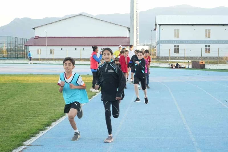 Muşlu milli atlet Derya Kunur, aktif sporculuk kariyerinin yanında atletizm kursuna katılan çocuklar