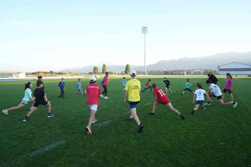 Türkiye rekortmeni Muşlu milli atlet Kunur, Gençlik ve Spor İl Müdürlüğü bünyesinde düzenlenen atlet