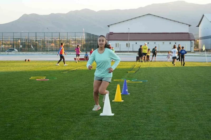 Muşlu milli atlet Derya Kunur, aktif sporculuk kariyerinin yanında atletizm kursuna katılan çocuklar