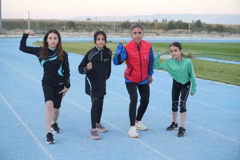 Muşlu milli atlet Derya Kunur, aktif sporculuk kariyerinin yanında atletizm kursuna katılan çocuklar