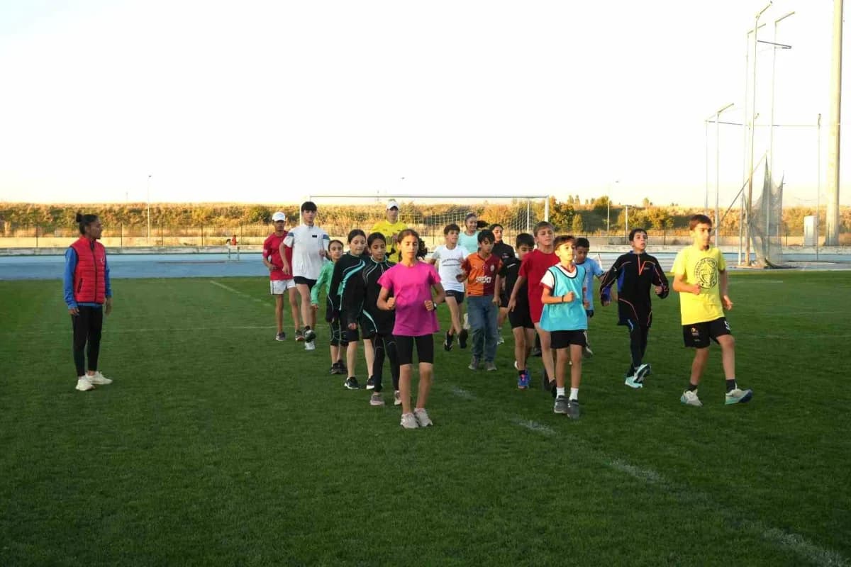 Muşlu milli atlet Derya Kunur, aktif sporculuk kariyerinin yanında atletizm kursuna katılan çocuklar