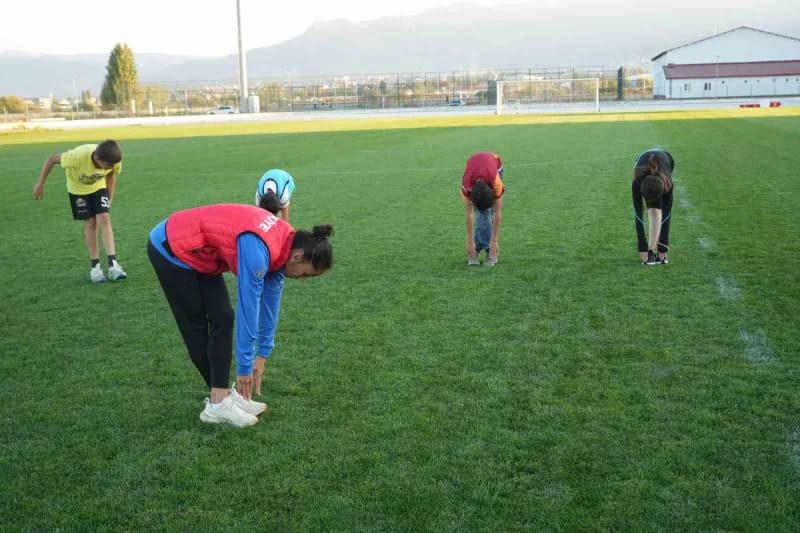 Muşlu milli atlet Derya Kunur, aktif sporculuk kariyerinin yanında atletizm kursuna katılan çocuklar