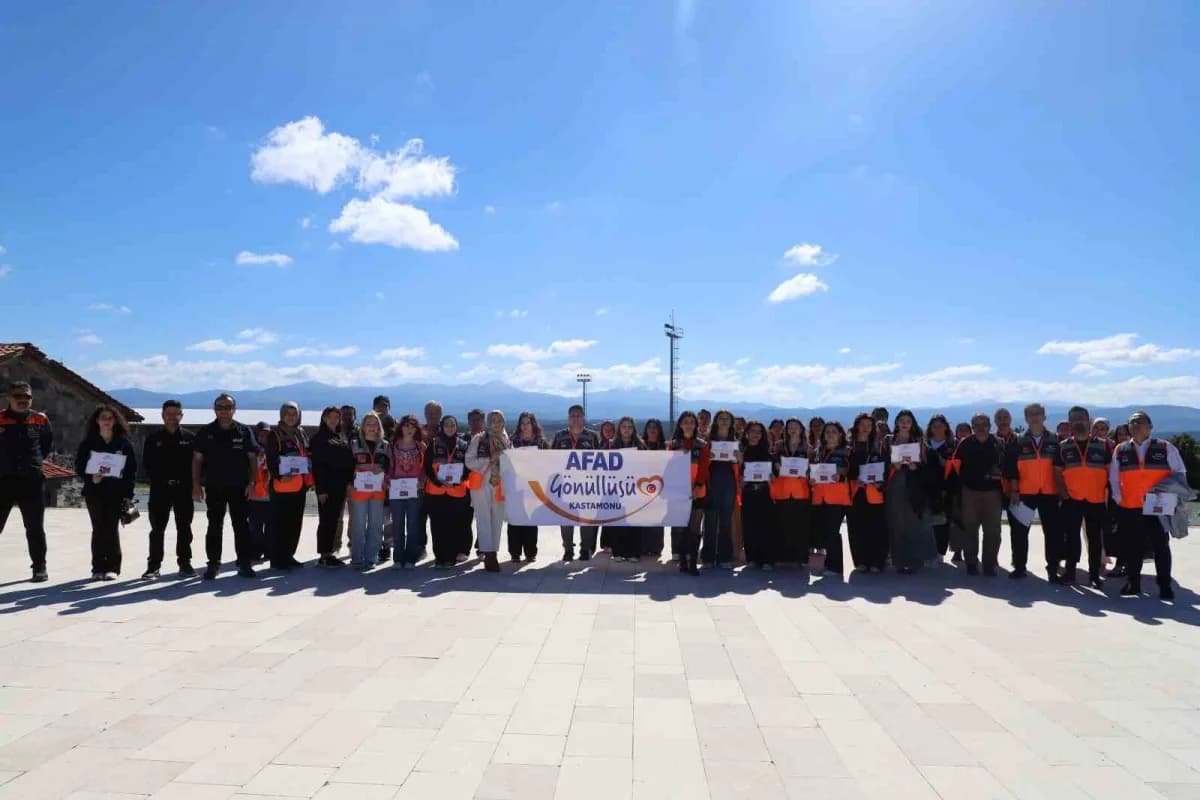 Kastamonu İl Afet ve Acil Durum Müdürlüğü tarafından saha eğitimlerini tamamlayan 38 gönüllü, destek AFAD gönüllüsü kiml