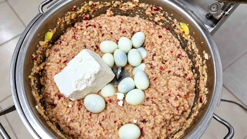 Bursa Büyükşehir Belediyesi Bursa Hayvanat Bahçesi’ndeki Dev karıncayiyen için dana yüreğinden meyveye uzanan özel mama