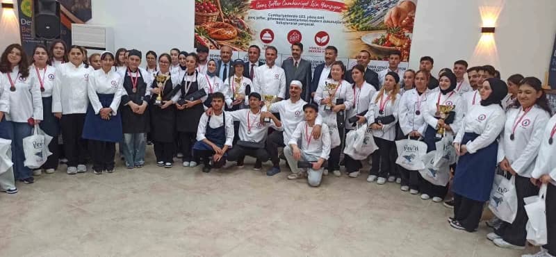 Program sonunda hatıra fotoğrafı çektirildi