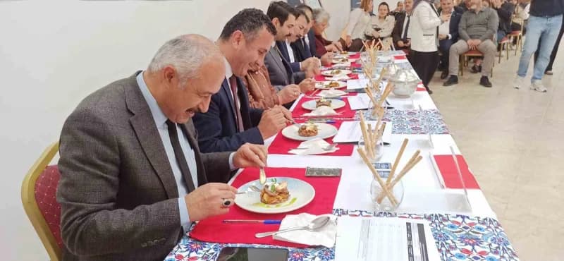 Üçer kişilik gruplar halinde yarışan ve toplam 48 öğrencinin katıldığı yarışma da jüri üyelerinin bi