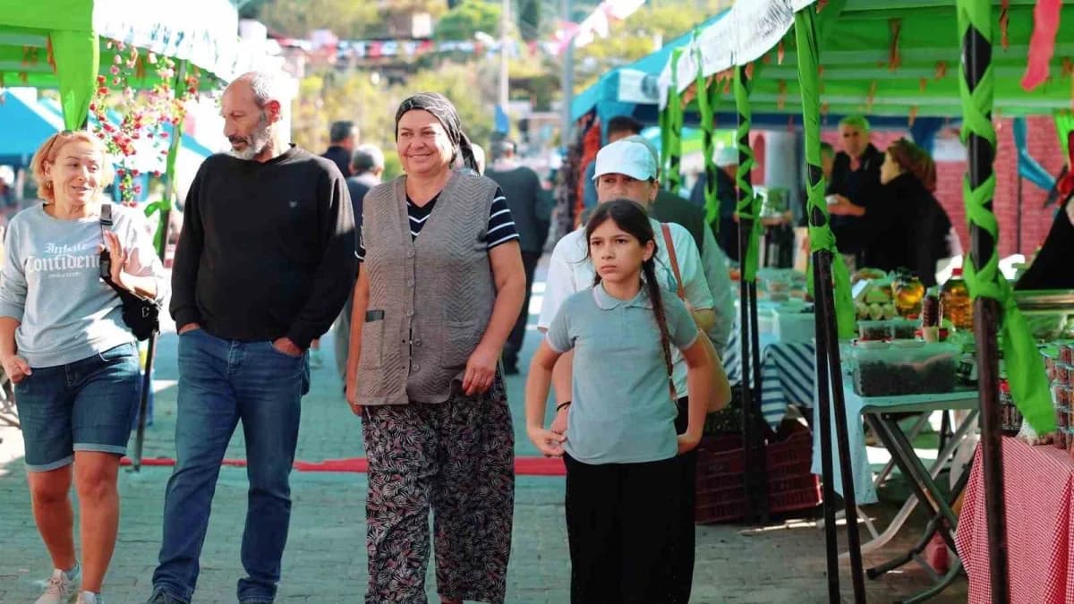 Didim Tarım Şenliği kapsamında Akyeniköy’de kurulan stantlarda yerel üreticiler ürünlerini sergiliyor