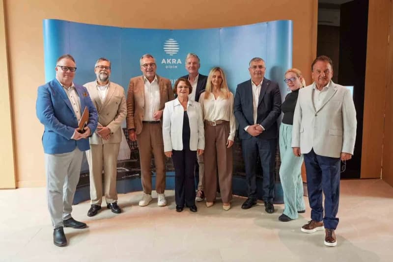 Didim Belediye Başkanı Hatice Gençay Dünya Kardeş Kentler ve Turizm Zirvesi’nde konuşma yaparken
