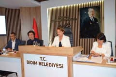 Didim Belediye Meclisi toplantısında Belediye Başkanı Hatice Gençay ve meclis üyeleri