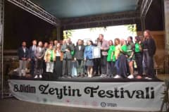 Didim Zeytin Festivali’nde Guinness rekor denemesi sırasında zeytinyağı tadımı yapan katılımcılar