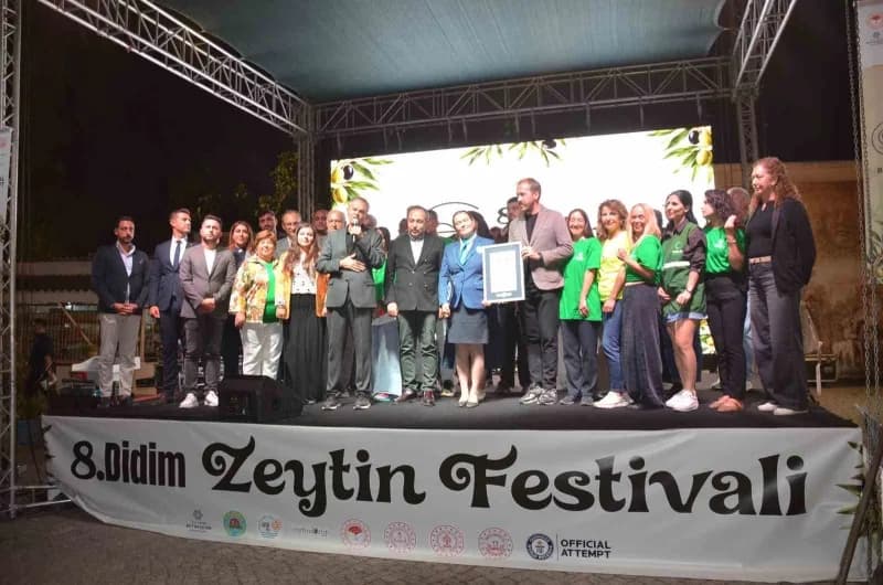 Didim Zeytin Festivali’nde Guinness rekor denemesi sırasında zeytinyağı tadımı yapan katılımcılar