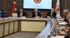 TBMM Bayındırlık, İmar, Ulaştırma ve Turizm Komisyonu toplantı salonunda Yabancı Dijital Konaklama Platformları Kanunu T