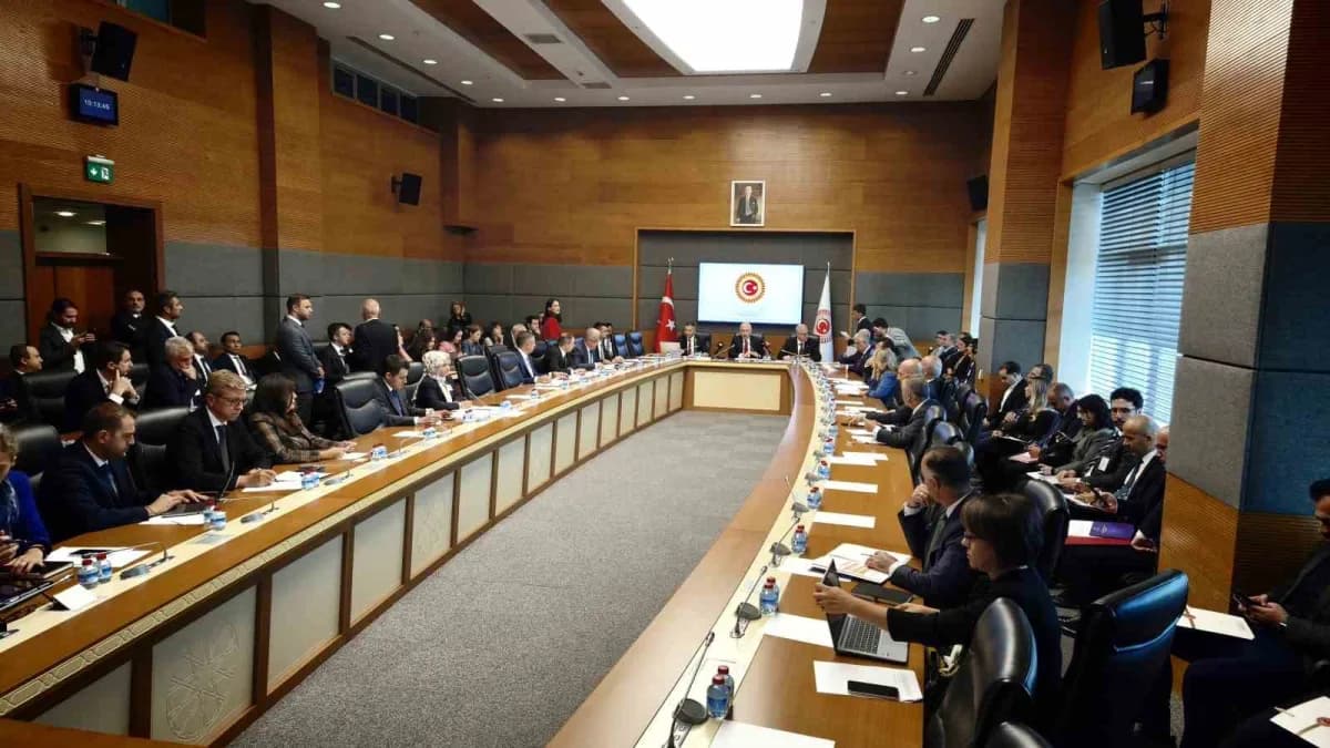 Bayındırlık, İmar, Ulaştırma ve Turizm komisyonunda 'Yabancı Dijital Konaklama Platformları Kanunu Teklifi' görüşüldü.