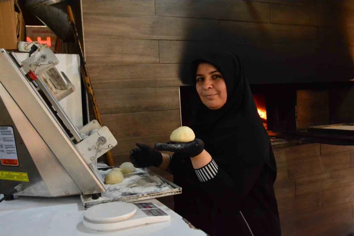 Yıllarca azmederek çalışan Dilek Kaya, kurduğu iki restoranı çocuklarıyla birlikte işletiyor.