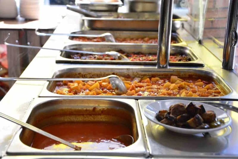 Yıllarca azmederek çalışan Dilek Kaya, kurduğu iki restoranı çocuklarıyla birlikte işletiyor.