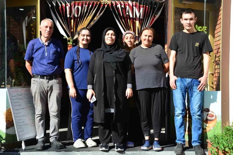Yıllarca azmederek çalışan Dilek Kaya, kurduğu iki restoranı çocuklarıyla birlikte işletiyor.