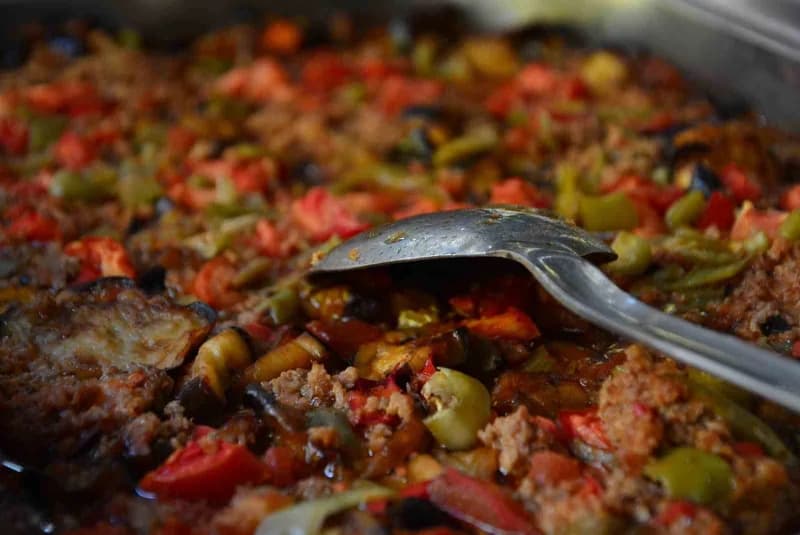 Yıllarca azmederek çalışan Dilek Kaya, kurduğu iki restoranı çocuklarıyla birlikte işletiyor.